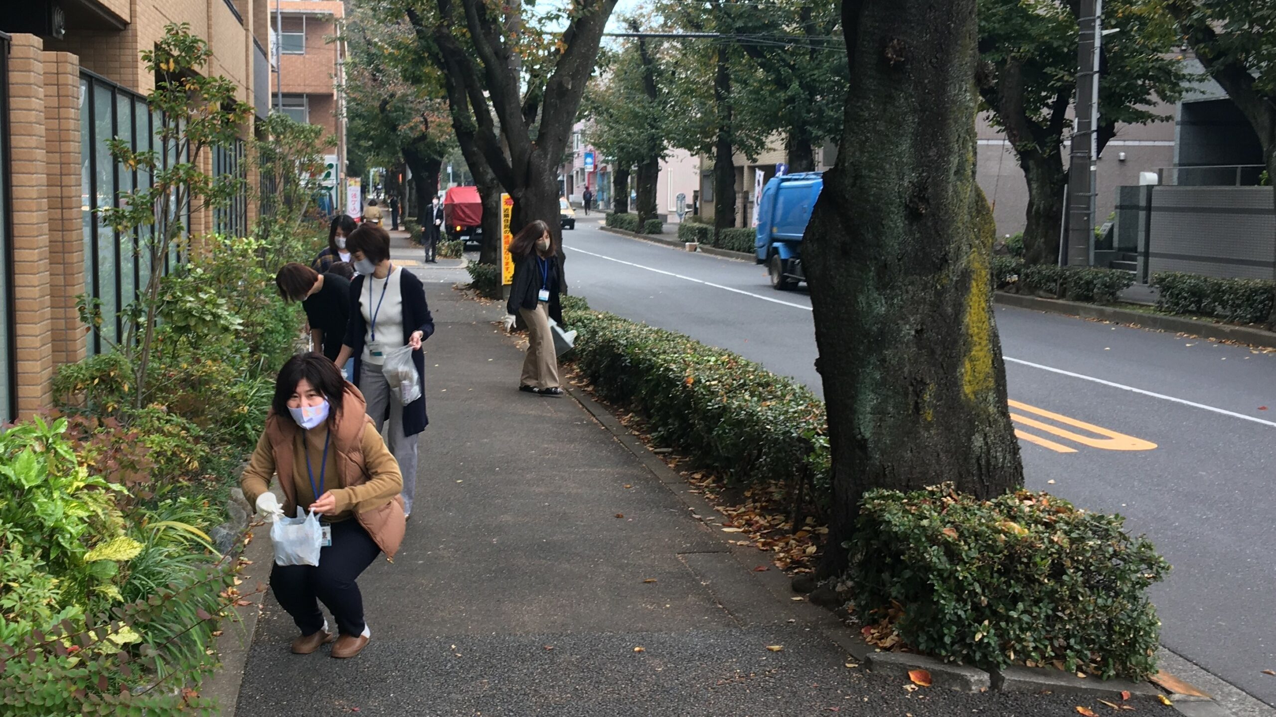 全社員で近隣の清掃活動を行いました